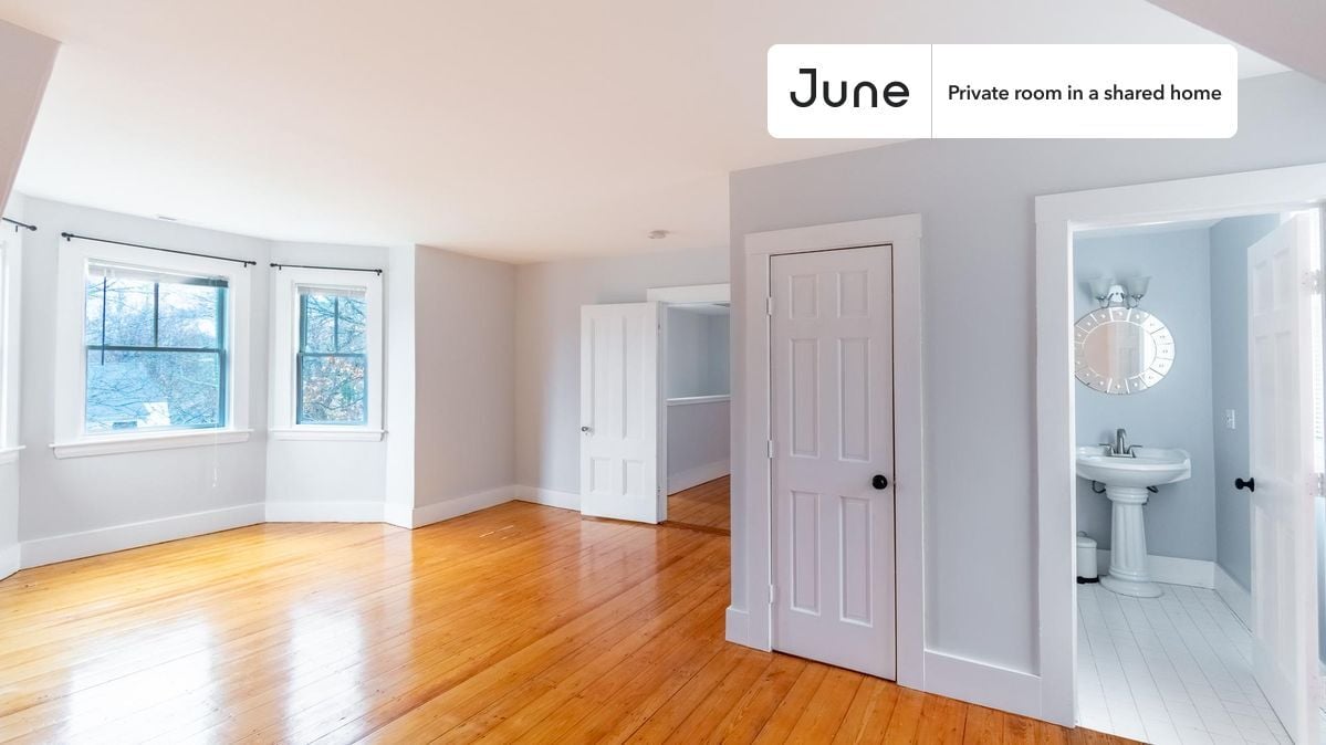 Building Photo - Room in Shared 5 bed/2.5 bath home in Newton Corner