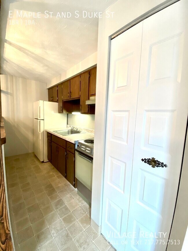 Building Photo - 461 E Maple St