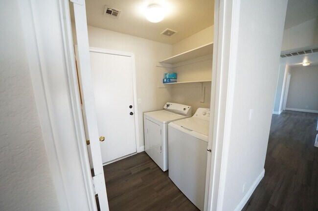 Building Photo - Showings Available NOW