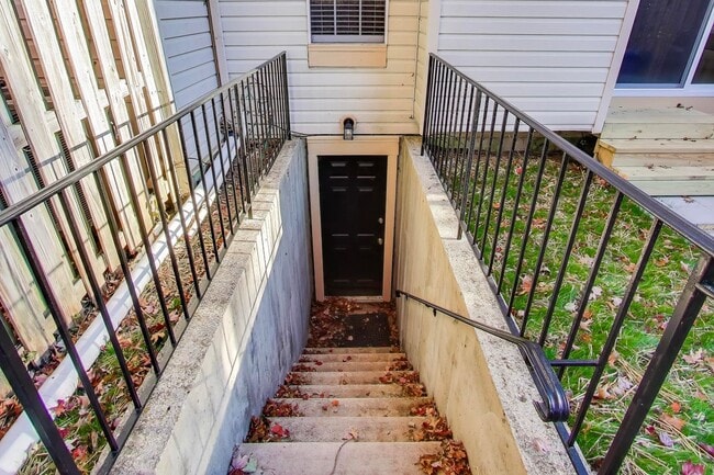 Building Photo - Ellicott City townhome for you!
