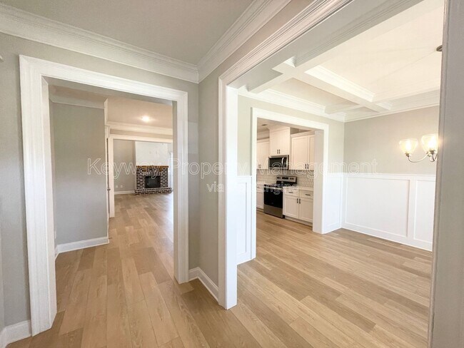 Building Photo - 410 Longford St