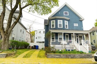 Building Photo - 40 Oak Square Ave
