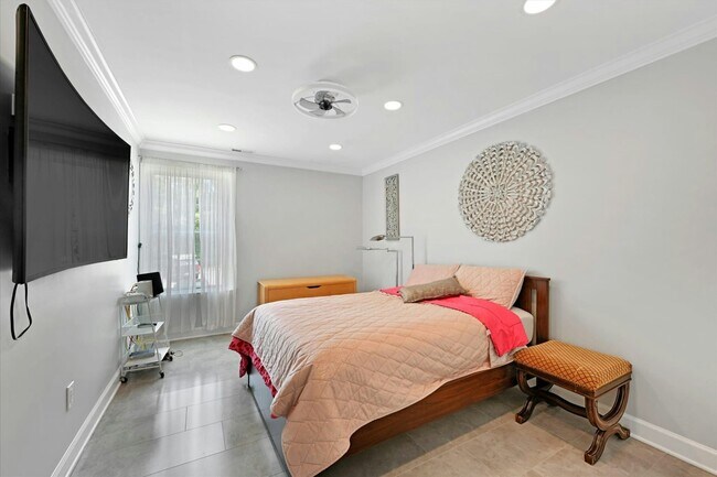 Building Photo - 10 Fourwood Ct