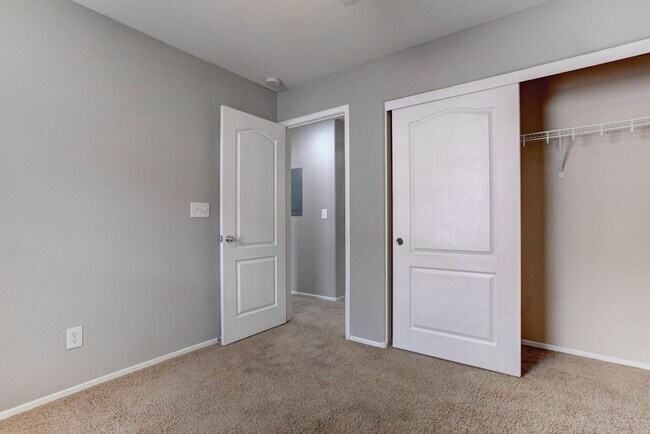 Building Photo - 27 Hudson Canyon St