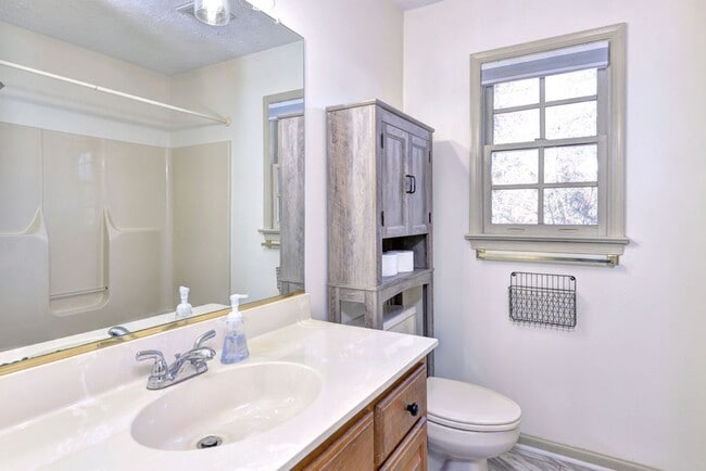 Building Photo - 411 Willards Way