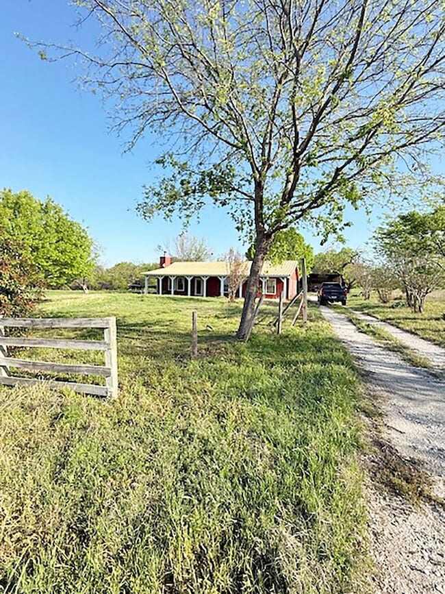 Building Photo - Nice 3 Bdrm 2 Bath Home in Decatur Texas