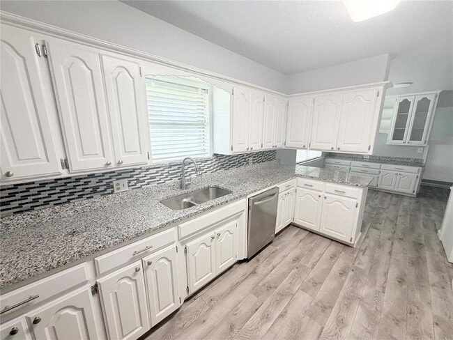 Building Photo - 3215 Oakwood Dr