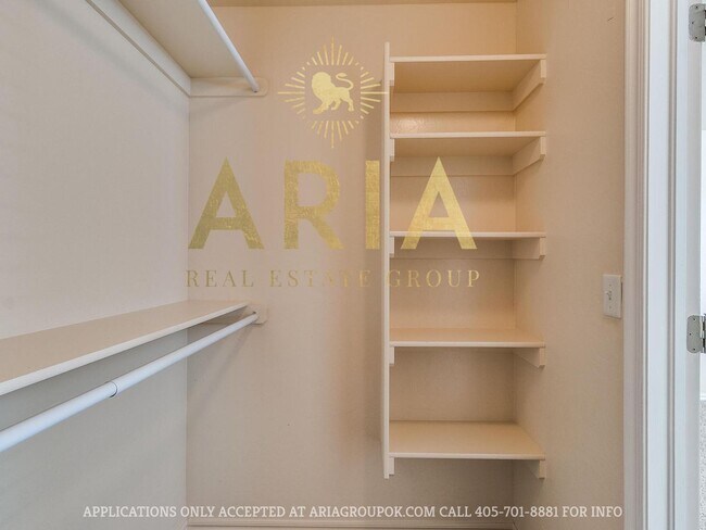 Building Photo - *611-613 Welston Cr.