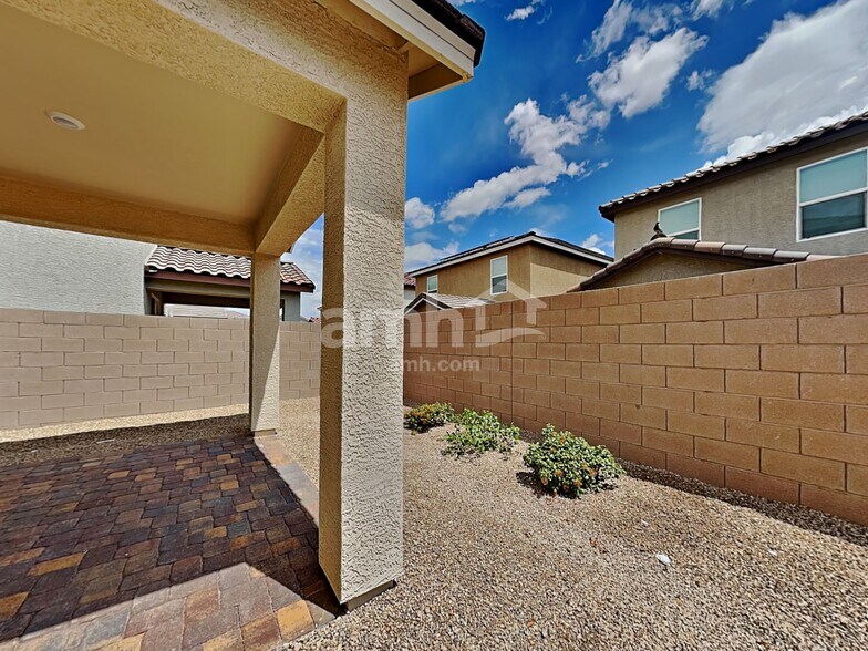 Building Photo - 5848 Vaes Dothrak St