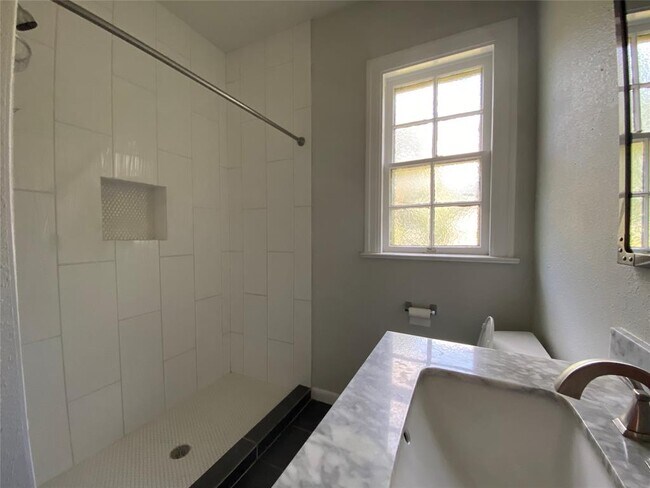 Building Photo - 3804 Duval St