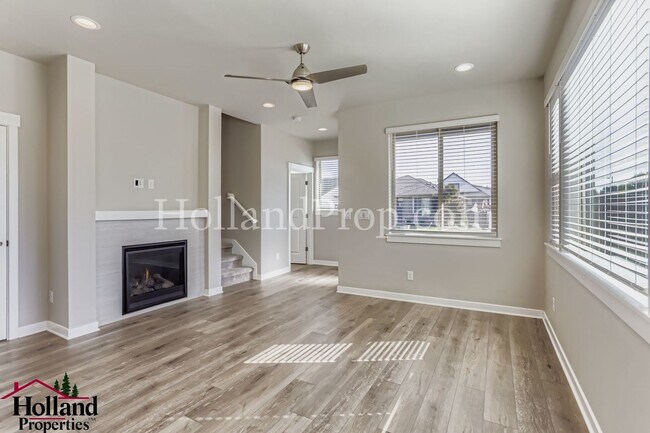 Building Photo - Beautiful 3-Bed Townhouse Near Downtown Hi...