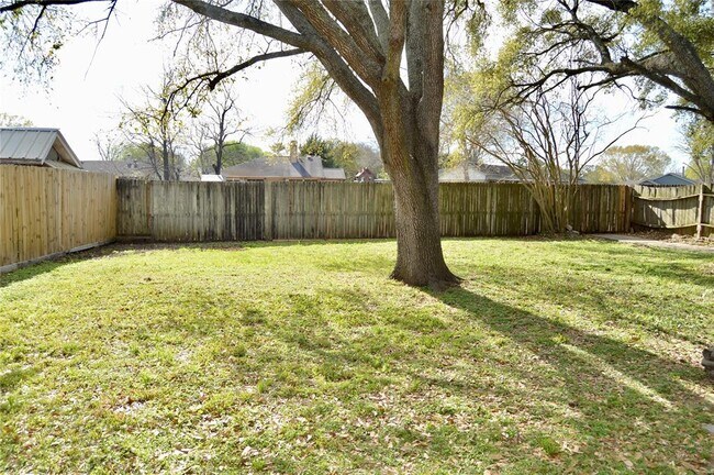 Building Photo - 514 Fair Oak Dr