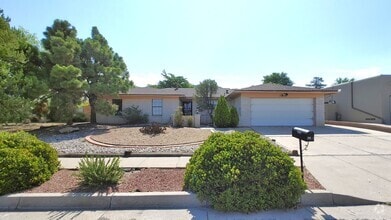 Building Photo - Spacious 3 Bedroom 2 Bathroom Home in the ...