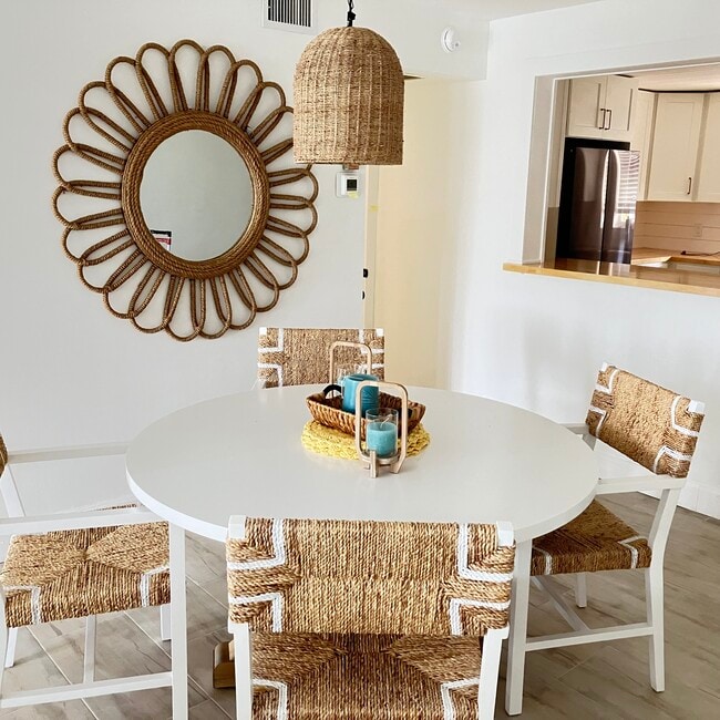 Building Photo - 1050 Hillsboro Mile