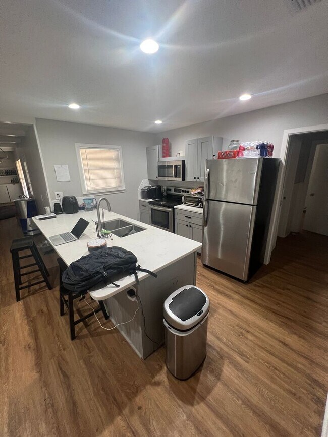 Building Photo - Pre Leasing for Fall 2026!! 4/3 in Medical District!