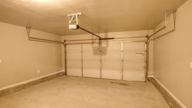 Building Photo - Spacious Single-Family Home Available Now!