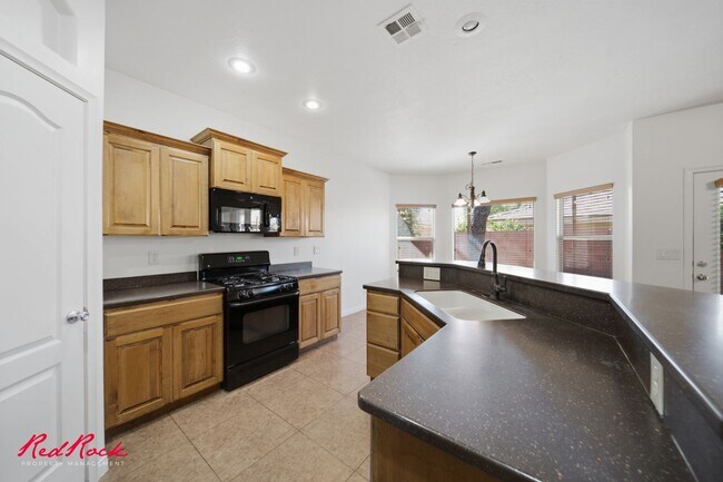 Building Photo - 3304 W Palomar