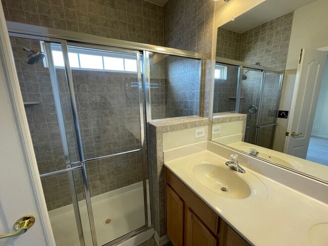 Building Photo - Stunning Light-Filled 3 Bed 2/2 Bath Townhome In Sought After Brambleton