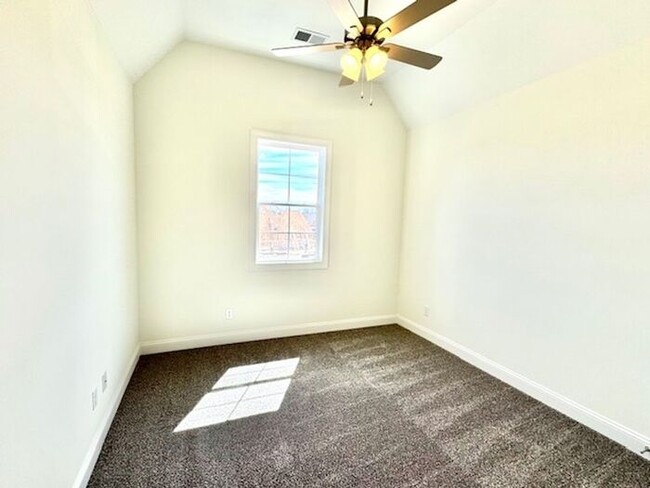 Building Photo - Move In Special! Half off June Rent with M...