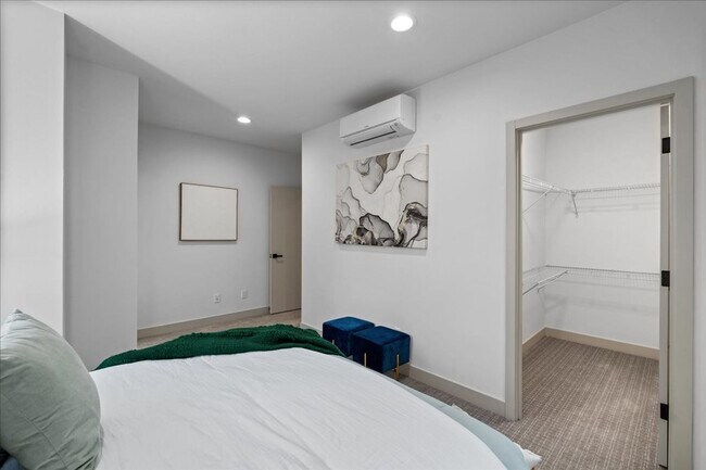 Building Photo - West Seattle - 3 Bedroom - 2.5 Bathroom w/ AC!