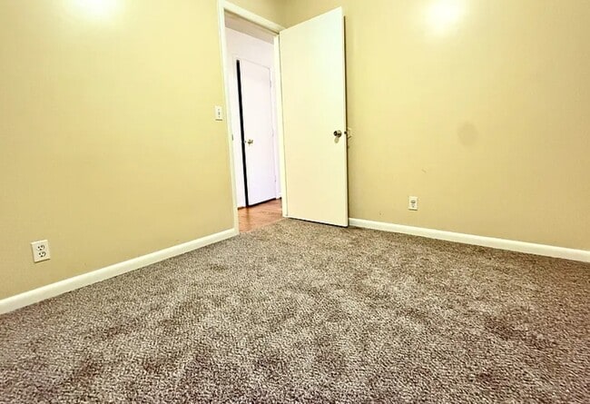 Building Photo - 418-420 E 12th Ave