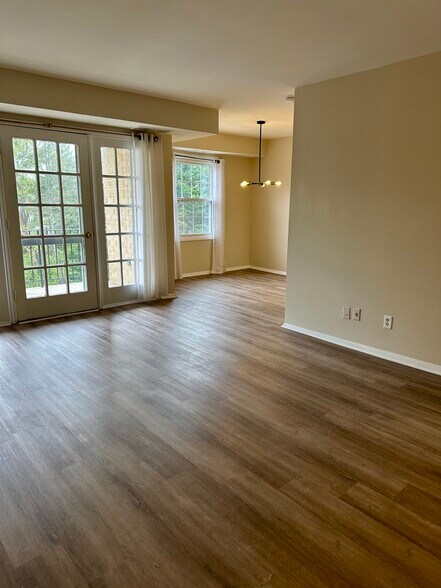 Building Photo - 3945 Lyndhurst Dr