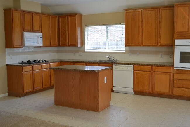 Building Photo - 2407 Pine Shadows Dr
