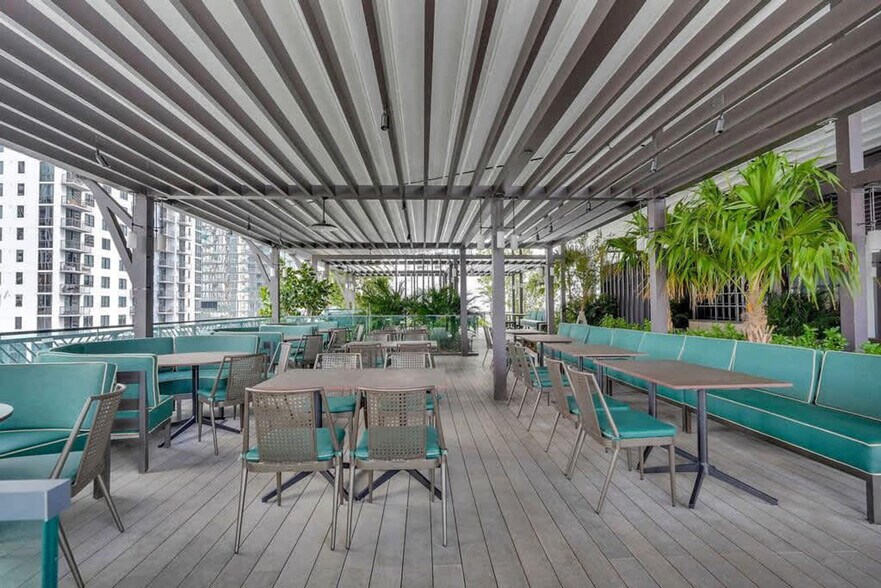 Building Photo - 601 NE 1st Ave