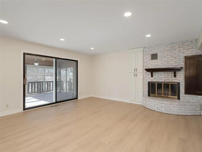 Building Photo - 7783 Kingsview Ln N