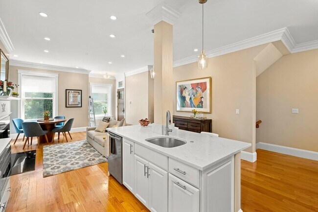 Building Photo - 322 Tappan St