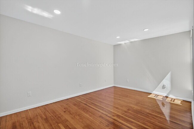 Building Photo - 4938 SE Foster Rd