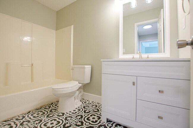 Building Photo - Updated Three Bedroom!