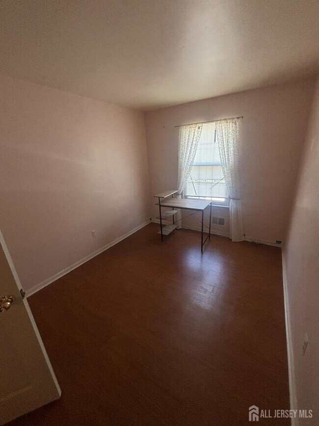 Building Photo - 211 Gambocz Ct