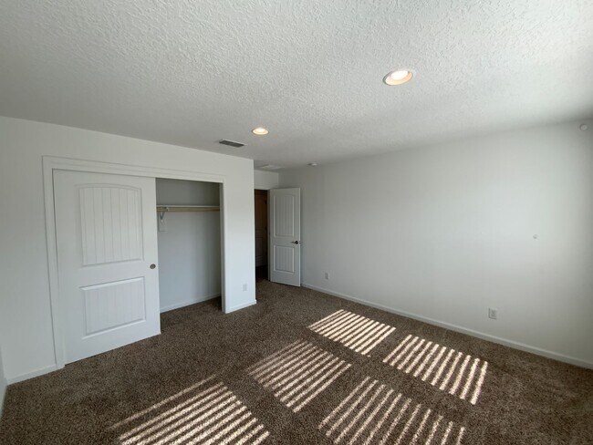 Building Photo - 5 Bedroom Luxury Home Available Near Louis...