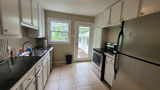 Building Photo - Pet Friendly 3 Bedroom Cottage in Southdowns