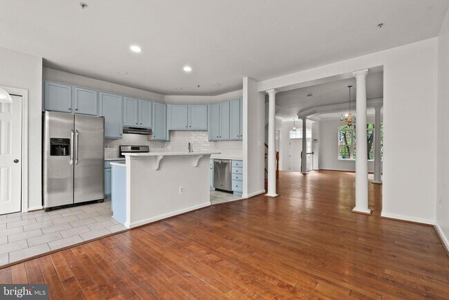 Building Photo - 13044 Town Commons Dr