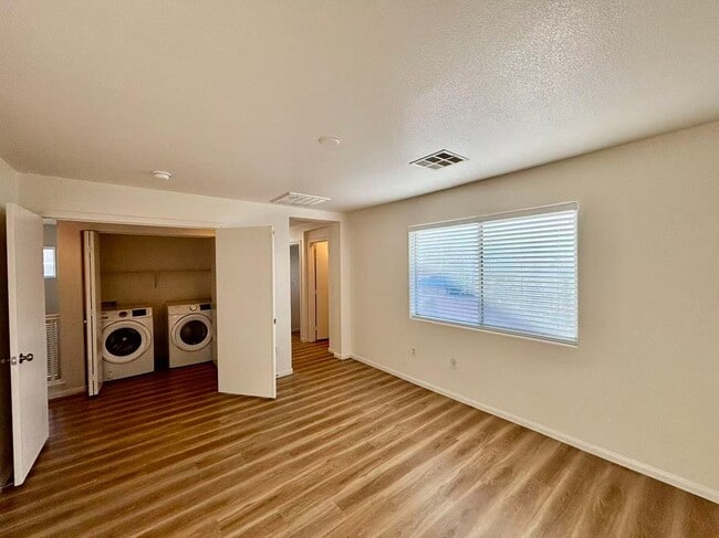 Building Photo - Nice two-story single-family house