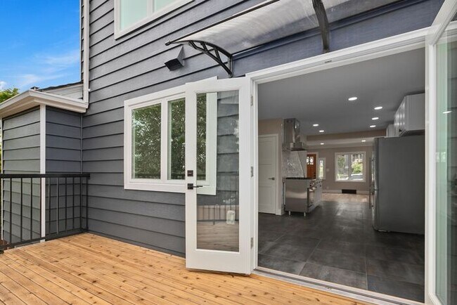 Building Photo - Gorgeous Remodeled West Seattle Craftsman w/ Air Conditioning