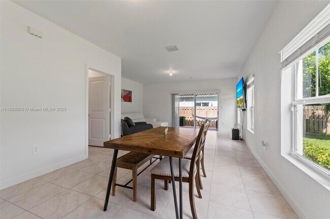 Building Photo - 377 E Palm Dr