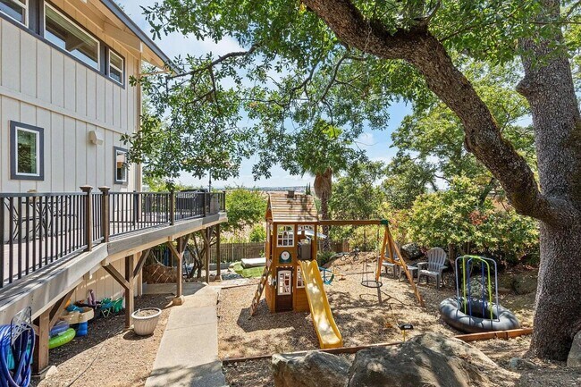 Building Photo - Luxury 5 Bedroom Home with Panoramic Views...