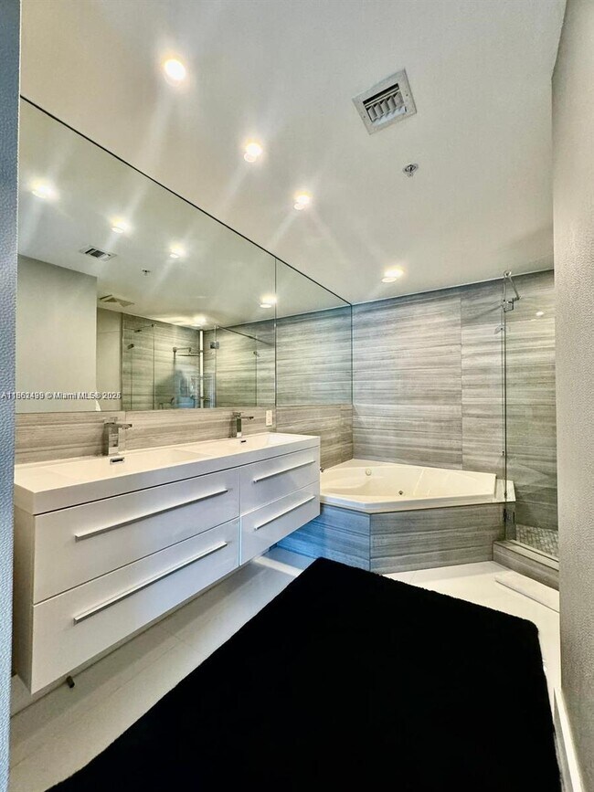 Building Photo - 7900 Harbor Island Dr