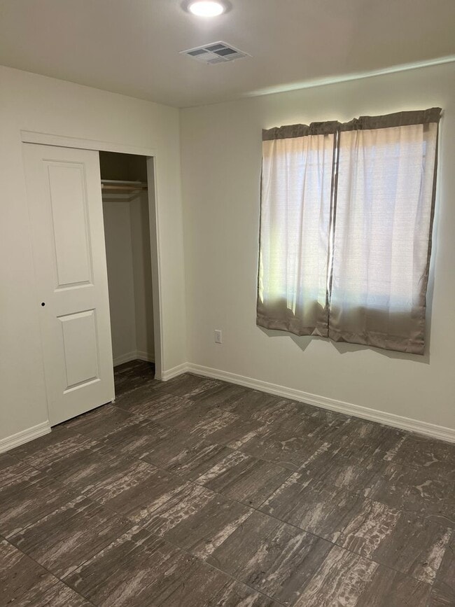 Building Photo - 3 Bedroom 2 Bath Home with fencing in San ...