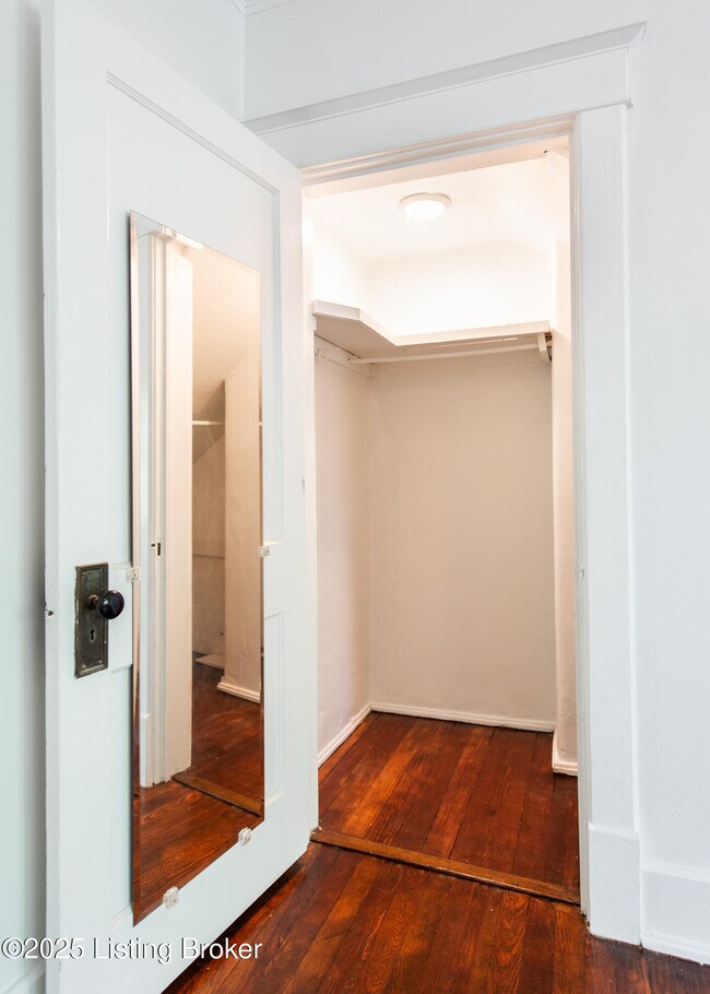 Building Photo - 1604 Edgeland Ave