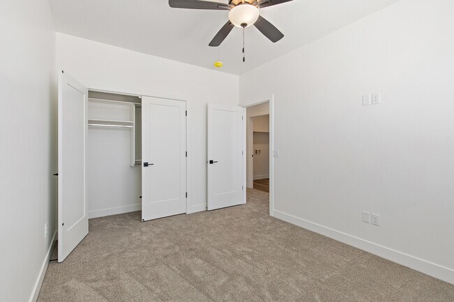 Building Photo - 1082 W Albertine Ln