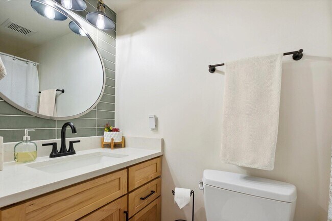 Building Photo - 1820 E Morten Ave