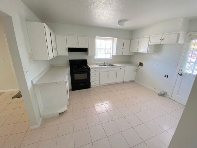 Building Photo - East El Paso 3 bed Refrig A/C