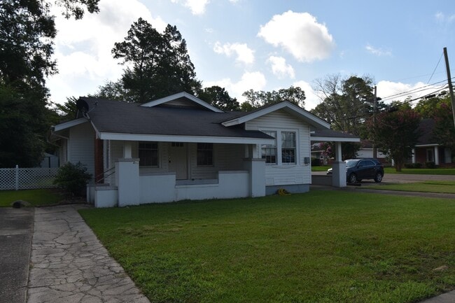 Building Photo - Recently Updated 3 Bedroom House