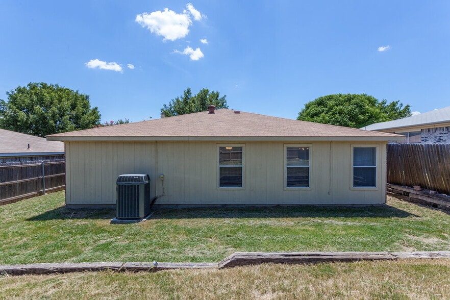 Building Photo - 10216 Aurora Dr