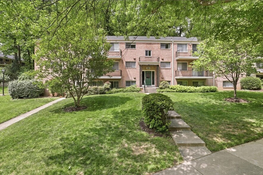 Building Photo - 10618 Kenilworth Ave
