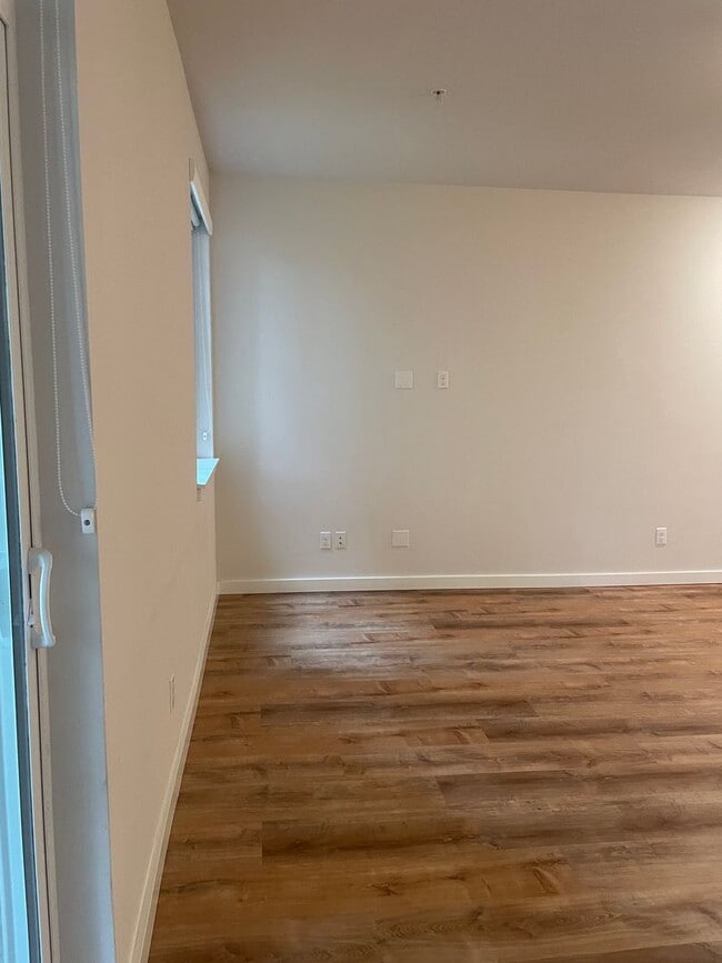 Building Photo - 2 bed/1 bath in Southeast Redmond